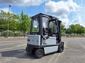 Carretilla contrapesada de 4 ruedas Yale ERP30