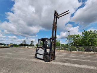 Carretilla contrapesada de 4 ruedas Yale ERP30