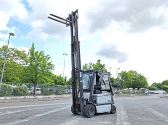 Carretilla contrapesada de 4 ruedas Yale ERP30