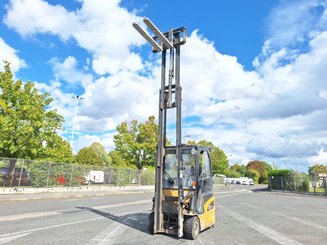 Carretilla contrapesada de 3 ruedas Caterpillar EP16NT
