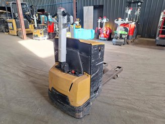 Transpaleta con conductor acompañante Caterpillar NPP20N