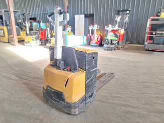Transpaleta con conductor acompañante Caterpillar NPP20N