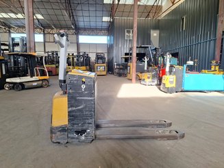 Transpaleta con conductor acompañante Caterpillar NPP20N