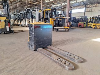 Transpaleta con conductor acompañante Caterpillar NPP20N
