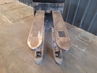 Transpaleta con conductor acompañante Caterpillar NPP20N2E