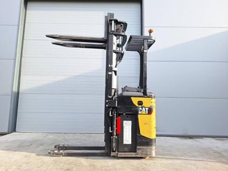 Apilador con plataforma Caterpillar NSR20N