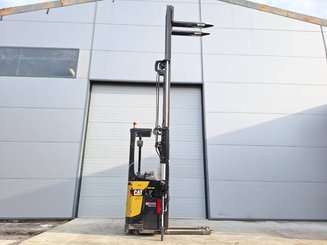 Apilador con plataforma Caterpillar NSR20N