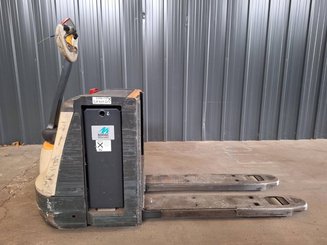 Transpaleta con conductor acompañante Crown WP3080