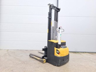 Apilador con horquillas entre patas Caterpillar NSP16N2S