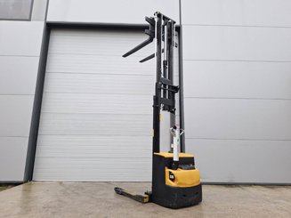 Apilador con horquillas entre patas Caterpillar NSP16N2S