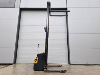 Apilador con horquillas entre patas Caterpillar NSP16N2S
