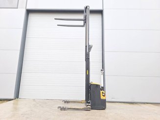 Apilador con horquillas entre patas Caterpillar NSP16N2S