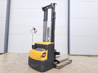Apilador con horquillas entre patas Caterpillar NSP16N2S