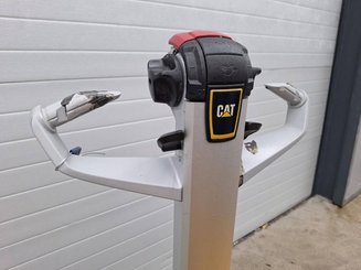 Apilador con horquillas entre patas Caterpillar NSP16N2S