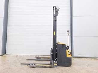 Apilador con horquillas entre patas Caterpillar NSP16N2S