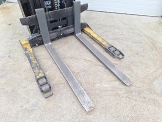Apilador con horquillas entre patas Caterpillar NSP16N2S