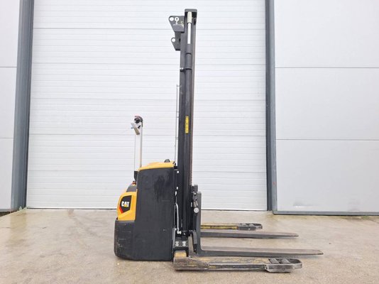 Apilador con horquillas entre patas Caterpillar NSP16N2S - 1