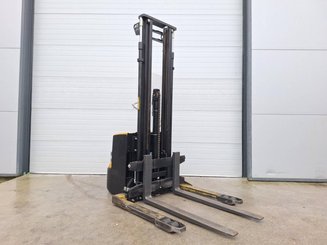 Apilador con horquillas entre patas Caterpillar NSP16N2S