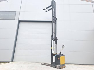 Apilador con conductor acompañante Caterpillar NSV16Ni