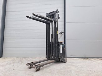 Apilador con conductor acompañante Caterpillar NSV16Ni