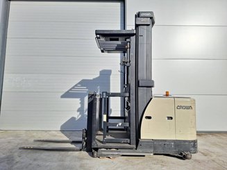 Preparadoras de pedidos con cabina de mando elevable Crown SP3522-1.0