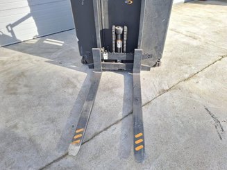 Preparadoras de pedidos con cabina de mando elevable Crown SP3522-1.0