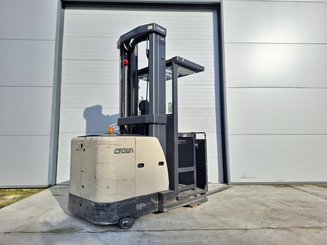 Preparadoras de pedidos con cabina de mando elevable Crown SP3522-1.0