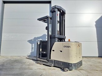 Preparadoras de pedidos con cabina de mando elevable Crown SP3522-1.0