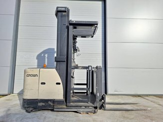 Preparadoras de pedidos con cabina de mando elevable Crown SP3522-1.0