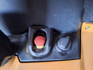 Transpaleta con conductor acompañante Caterpillar NPP20N2E