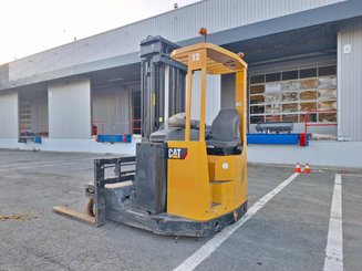 Carretilla retráctil multidireccional Caterpillar NRM20K