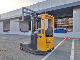Carretilla retráctil multidireccional Caterpillar NRM20K