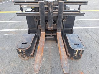 Carretilla retráctil multidireccional Caterpillar NRM20K