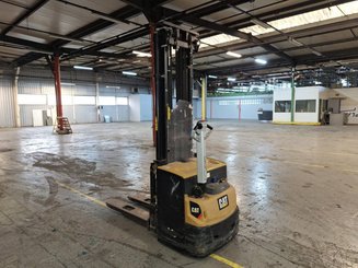 Apilador con conductor acompañante Caterpillar NSP16N2