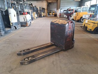 Transpaleta con conductor acompañante Fenwick T18