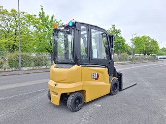 Carretilla contrapesada de 4 ruedas Caterpillar EP30N - 2