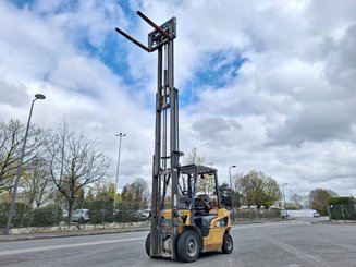 Carretilla contrapesada de 4 ruedas Caterpillar GP25NTD