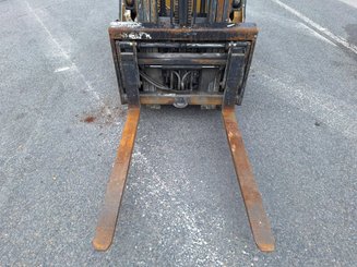 Carretilla contrapesada de 4 ruedas Caterpillar GP25NTD