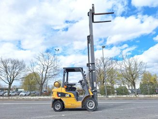 Carretilla contrapesada de 4 ruedas Caterpillar GP25NTD