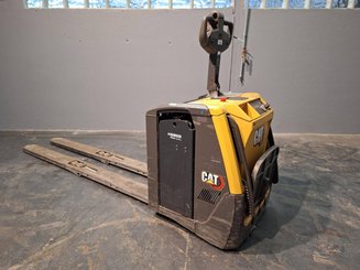 Transpaleta con plataforma Caterpillar NPV20N2