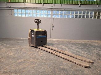Transpaleta con plataforma Caterpillar NPV20N2