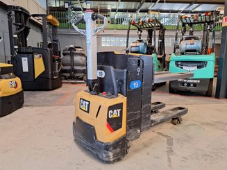 Transpaleta con conductor acompañante Caterpillar NPP20N2