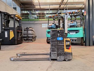 Transpaleta con conductor acompañante Caterpillar NPP20N2