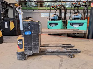 Transpaleta con conductor acompañante Caterpillar NPP20N2