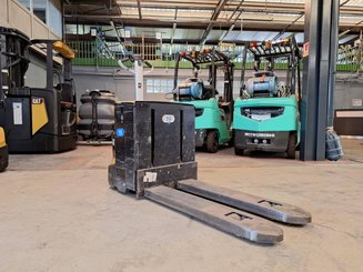 Transpaleta con conductor acompañante Caterpillar NPP20N2