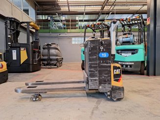 Transpaleta con conductor acompañante Caterpillar NPP20N2