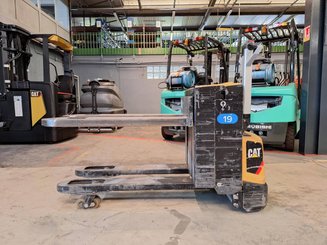 Transpaleta con conductor acompañante Caterpillar NPP20N2