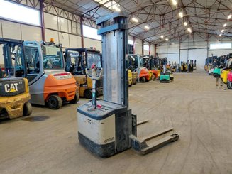 Apilador con horquillas entre patas Crown WS2300 1.8