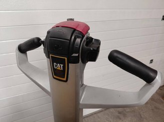 Transpaleta con conductor acompañante Caterpillar NPP20N2