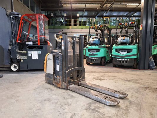 Apilador con conductor acompañante Crown DT3040 2.0 - 1